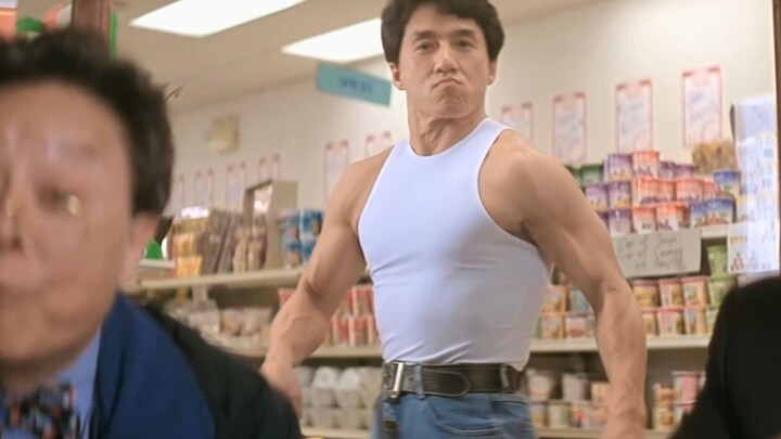 Jackie Chan memamerkan otot-ototnya di depan cermin, tapi dia tidak menyangka bisa melihat ke luar