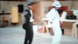 الراقص بجوار مايكل جاكسون أثناء بروفة "The Smooth Criminal" هو أيضًا أستاذ!