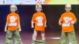 小孩哥舞蹈表演，裤子掉了也要坚持跳完！太赞了