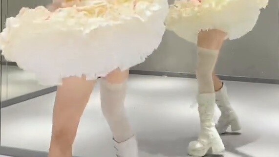 《ビビデバ》 | She danced in a super cute skirt~