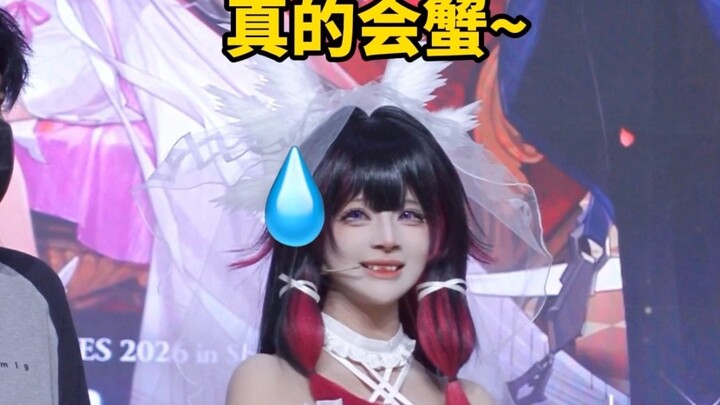 I cosplayed as a girl and made it onto the official stage! My lipstick finally betrayed me!