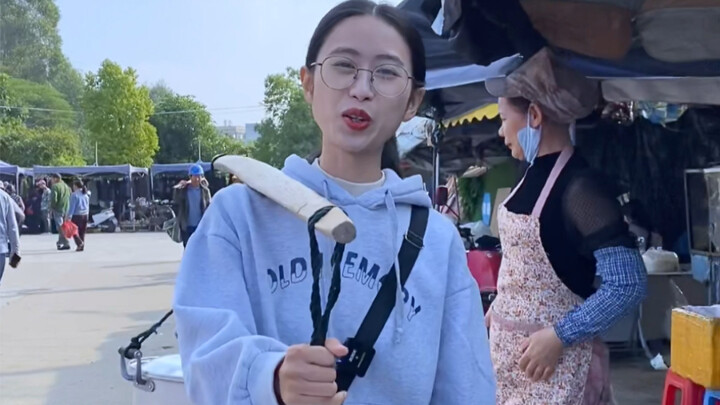 แบกไส้วัวไปตั้งแผงขาย พอเก็บของเสร็จก็ตามคุณตาไปเก็บขนเป็ด แล้วก็ได้กินข้าวที่แม่ทำ ชีวิตในชนบทเรียบ