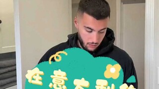 عند الاستحمام في المنزل، أمك الإيطالية تثرثر بجنون