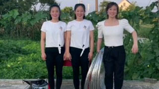 สามพี่น้องเก่งทุกคนเลย! ฝีมือจัดเต็ม! เพื่อนๆ ที่สนับสนุน ช่วยกดไลก์ให้ลูกรักของฉันหน่อยนะคะ! ท่าทาง