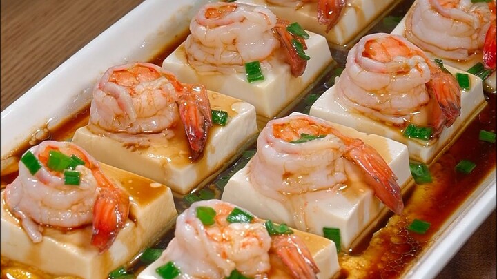 قريدس مع توفو: ضع القريدس الكبير في التوفو ثم قم بتسويته على البخار، وستحصل على طبق شهي لا غنى عنه ف