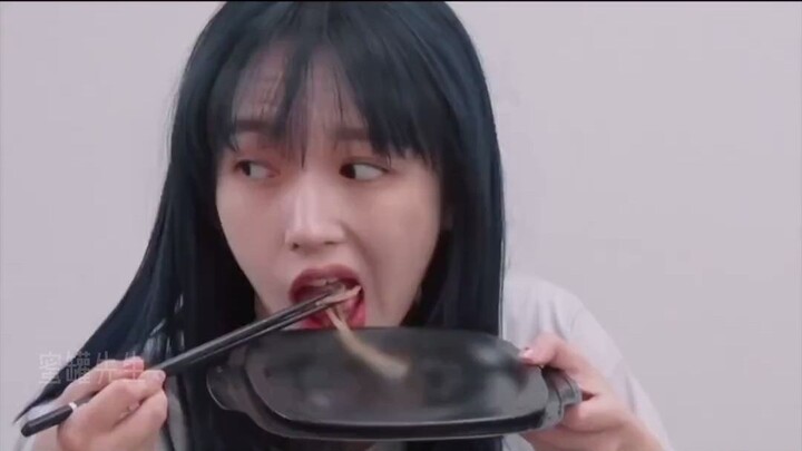 Cheng Xiao lebih memilih berbaring daripada duduk; kondisi rumahannya benar-benar nyata!