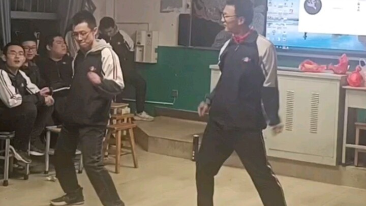 Sekolah Menengah Eksperimental Hebei Zhengzhong_ Saat kamu tampil dengan "Dua Macan Suka Menari" di 