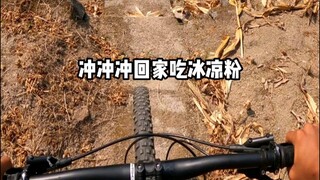 Người đầu tiên đu dây xuống nhà để ăn thạch đá
