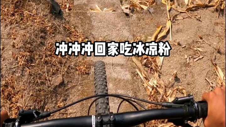 Người đầu tiên đu dây xuống nhà để ăn thạch đá