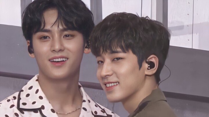 When Kim Min-gyu sits next to Jeon Won-woo and secretly bumps into him, how does Jeon Won-woo manage