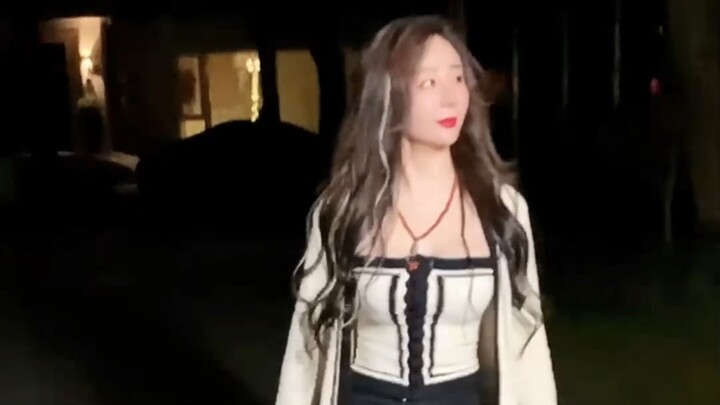 Xinh gái, để anh/để em xách đồ giúp em nhé!