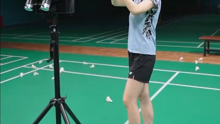 สาธิตท่าออกกำลังกายเพื่อให้ได้คะแนนเต็มในการสอบเข้ามัธยมปลายกวางโจว #เอ็ดดี้บอย A260 #เครื่องยิงลูกแ
