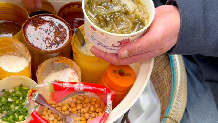 重庆街头的酸辣粉