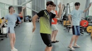 王长浩嘴都快咬烂了，放过他下次主舞建议覃海洋，虽然一拍都没跟上，但是扭得很妖娆