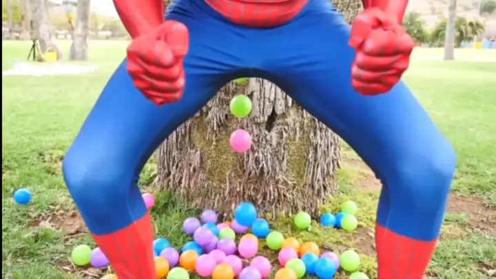 Spiderman poop colour balls - Fun Superhero - prank
