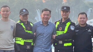 和警察叔叔拍照不要背着手