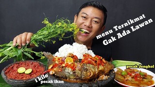 MAKAN PECAK IKAN MAS PEDAS + PECAK JENGKOL + LALAPAN MENTAH SAMBAL TERASI