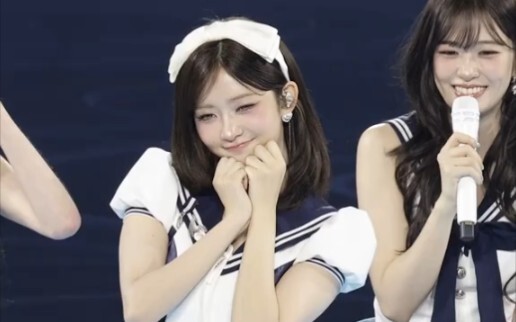 ริสะ นาไอกะ ที่ตื่นเต้นจนจิกกระโปรงก่อนจะโดดขึ้นดาบ