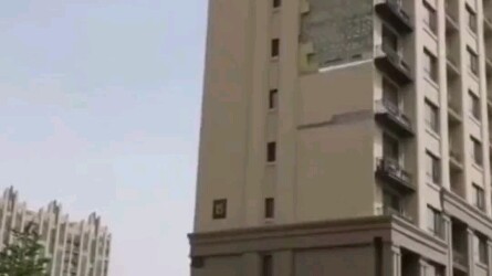 Danger! Strong winds cause large-scale detachment of building exterior walls, damaging numerous cars