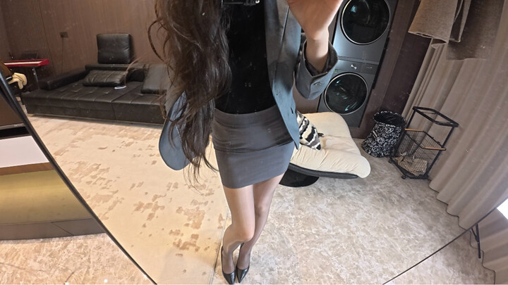 Pengalaman imersif sudut pandang pertama: Rekaman proses berdandan seorang guru wanita berkulit keco