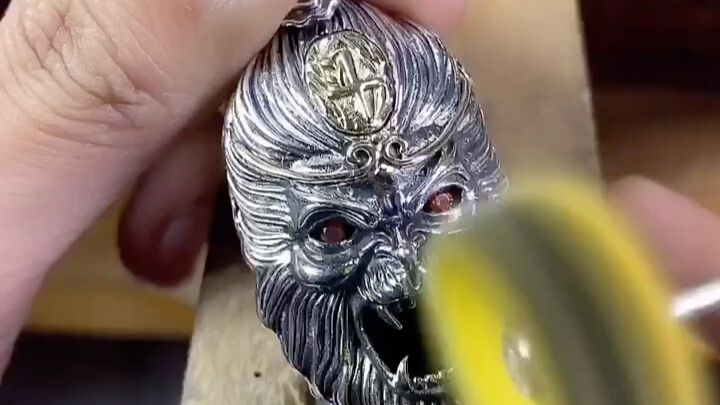 بين بوذا والشيطان بخطوة واحدة