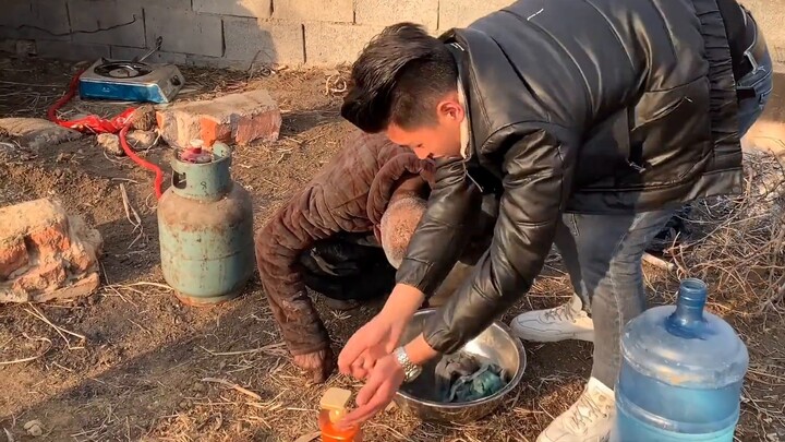 A new appearance in the tomb and a warm meal!