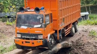 detik detik truk pasir terbalik