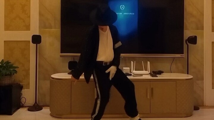 Học sinh tiểu học lớp 5, 11 tuổi, nhảy lại “Billie Jean” cực đỉnh?! (Do chính mình đăng)