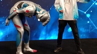 憨憨踩到别人脚