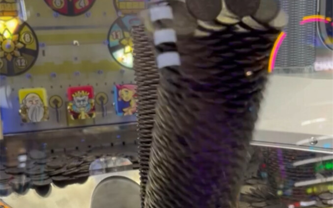 The tower of coins toppled over! The little elementary school students watching nearby were all stun