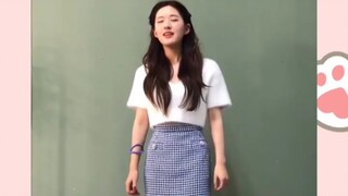 Selamat datang di pertunjukan laporan seni kelas satu taman kanak-kanak, penampil: anak kecil Zhao L