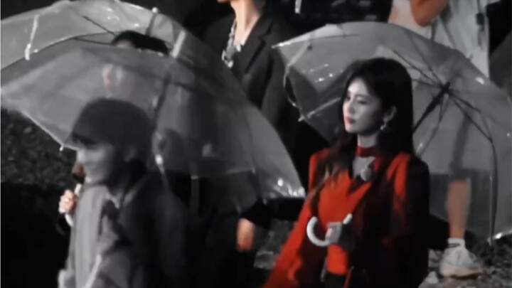 White Deer Running Man records wearing red and holding an umbrella after get off work! ! The heroine