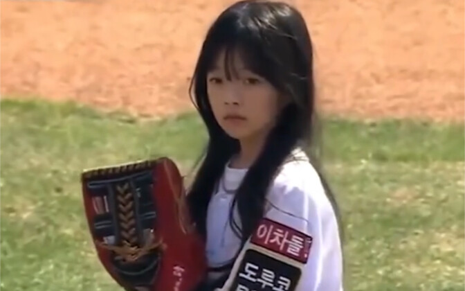 เจ้าหญิงตัวน้อยอี้ลู่น่ารักมาก! ใครเห็นแล้วก็ต้องยิ้มตามแน่นอนเลย