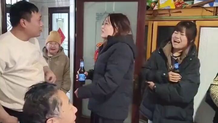 Làm cậu, đã phát lì xì rồi thì nhất định phải nghe một tiếng cười ha ha ha