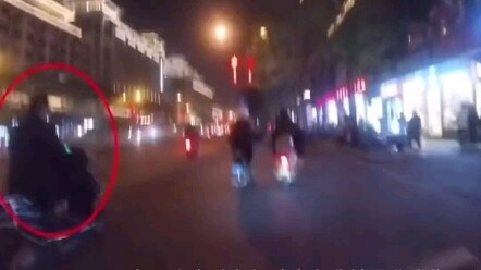 Real-life violent motorcycle? Man driving an electric scooter with extremely reckless behavior!