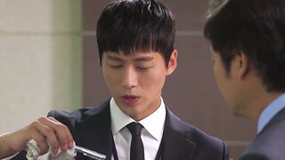 男人打翻水杯 沾了水的银制钢笔瞬间变成黑色
