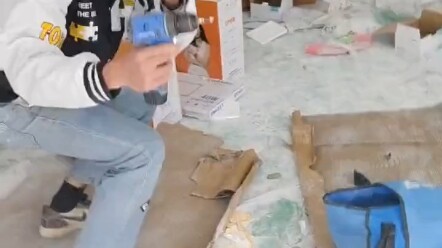Người đầu tiên bị máy khoan quật ngã qua vai