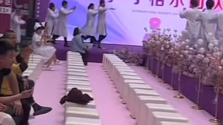512护士节，他们需要的是休假和金钱，而不是下夜班表演和看表演。