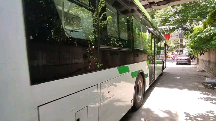 中国广州公交巴士集团郑州宇通ZK5125A (原:ZK6125BEVG9) 粤AAT842 （原电车D1-A401）后视镜撞坏入中八2023.08.21