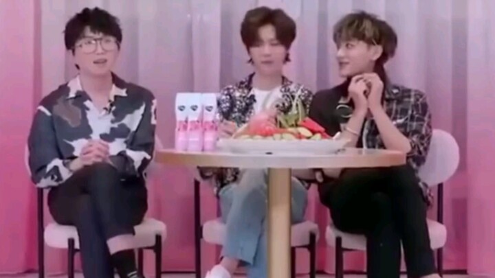 لو هان وهوانغ زيتاو في لقطة واحدة يمزحان بطرافة | الروتين اليومي المضحك للأخوين