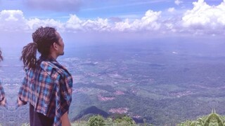 Memandang suasana dari jauh