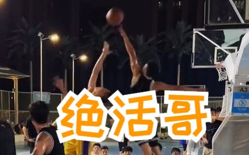 Anh chàng “tuyệt chiêu” trên sân bóng! Ai chỉ cho tôi biết phải phòng thủ thế nào trước chiêu này?