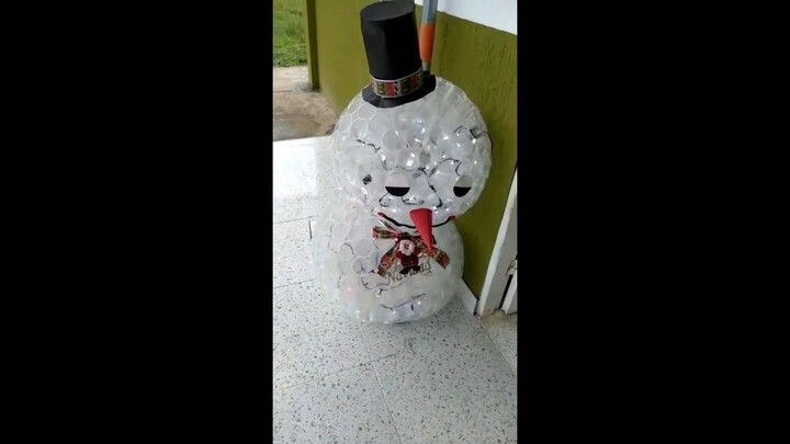 Muñeco de Nieve hecho con vasos desechables