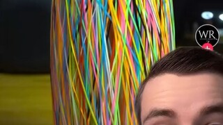 تلك الربطة المطاطية مسرحية للغاية