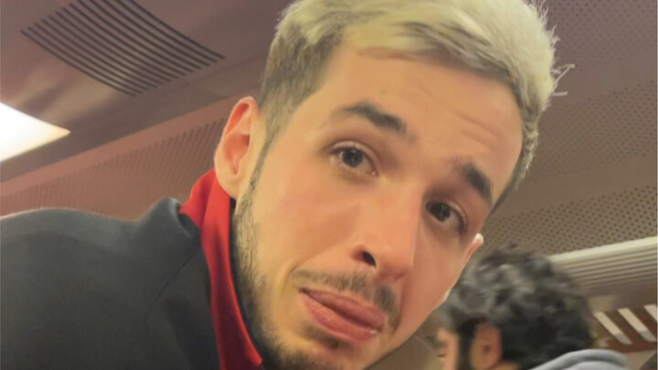 التقى كيني إس في محطة توقف القطارات، فتفاخر بمهاراته باللغة الصينية وقال بصراحة إن لا أحد يستطيع الت