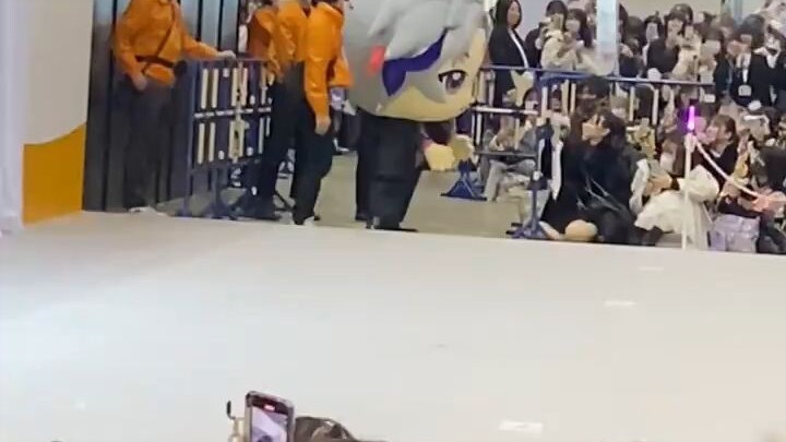 【にじフェス2023/nijifes2023】السبب وراء إعادة توظيف فواكينا، المضيفة التي تظاهرت بأنها موظفة على جانب المس