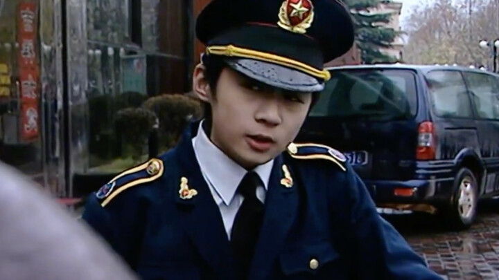 Gao Qiang secretly works as a security guard at an entertainment complex, hiding it from his father,