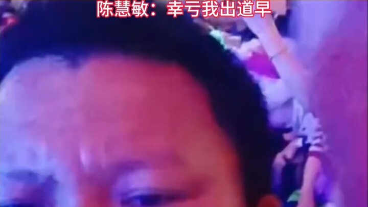 Anh cả hát toàn là nỗi bất bình với tuổi trẻ đã qua.