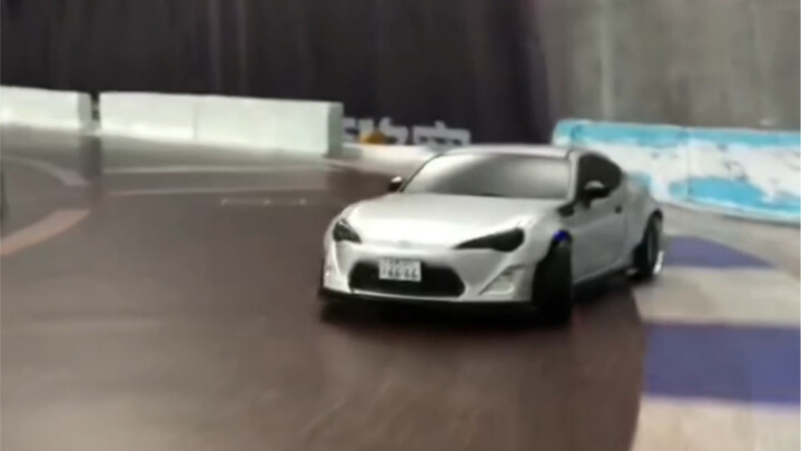 Nhấn đúp vào màn hình để thực hiện "360 Drift"