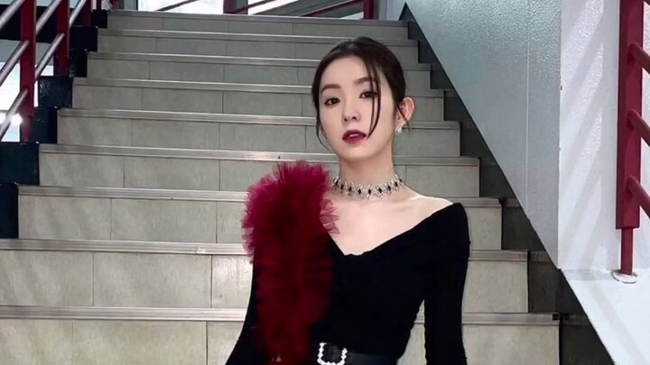Tuyển tập ảnh đẹp trên cầu thang của các nữ idol Hàn Quốc; chiếc cầu thang này xứng đáng được mệnh d